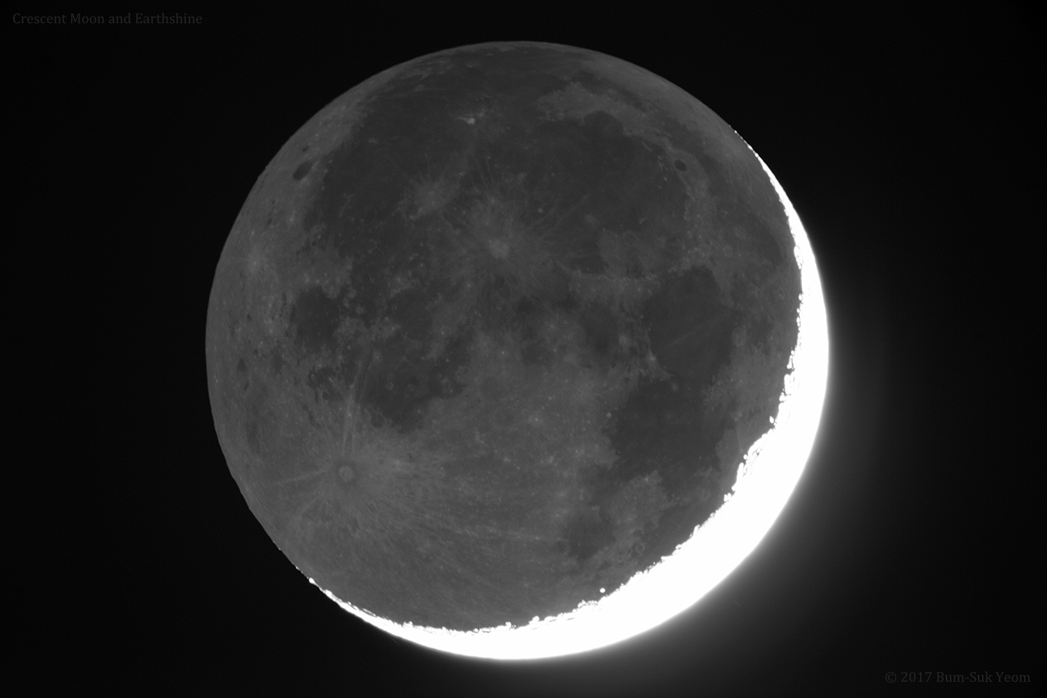 crescent_moon_earthshine_20171221_web_grayscale_bsyeom.jpg